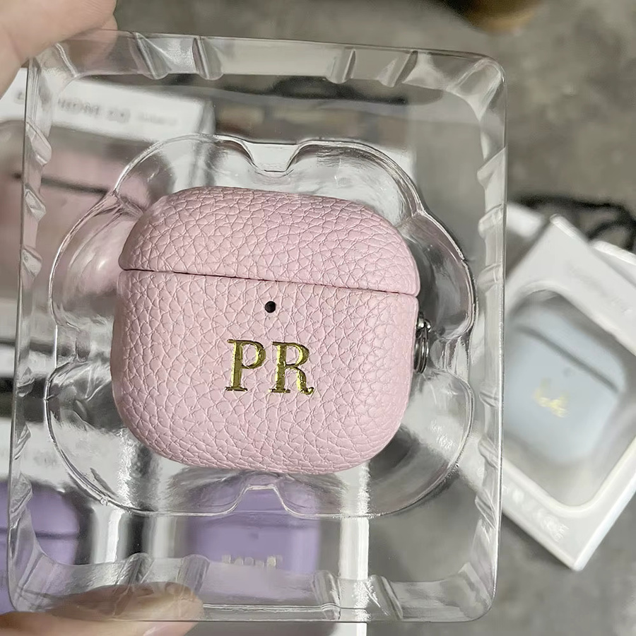 Individuelle Airpods Schutzhülle mit personalisierten Initialen und Litschi-Hautmuster in Grau inklusive Schlüsselanhänger für Apple Airpods 1, 2, 3, 4 und Pro 2 - Bild 2