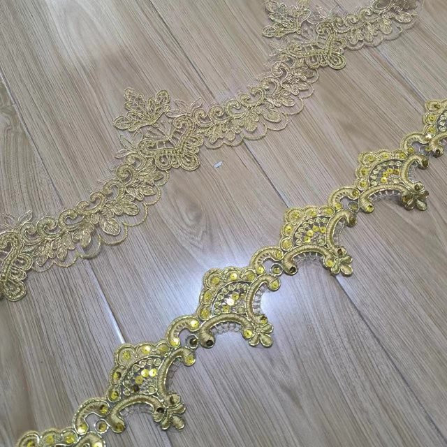 Goldener Paillettenrand aus Polyester mit Stickerei als Spitzenbesatz für Hochzeitskleider und Kostüme, 2 Yards breit - Bild 1