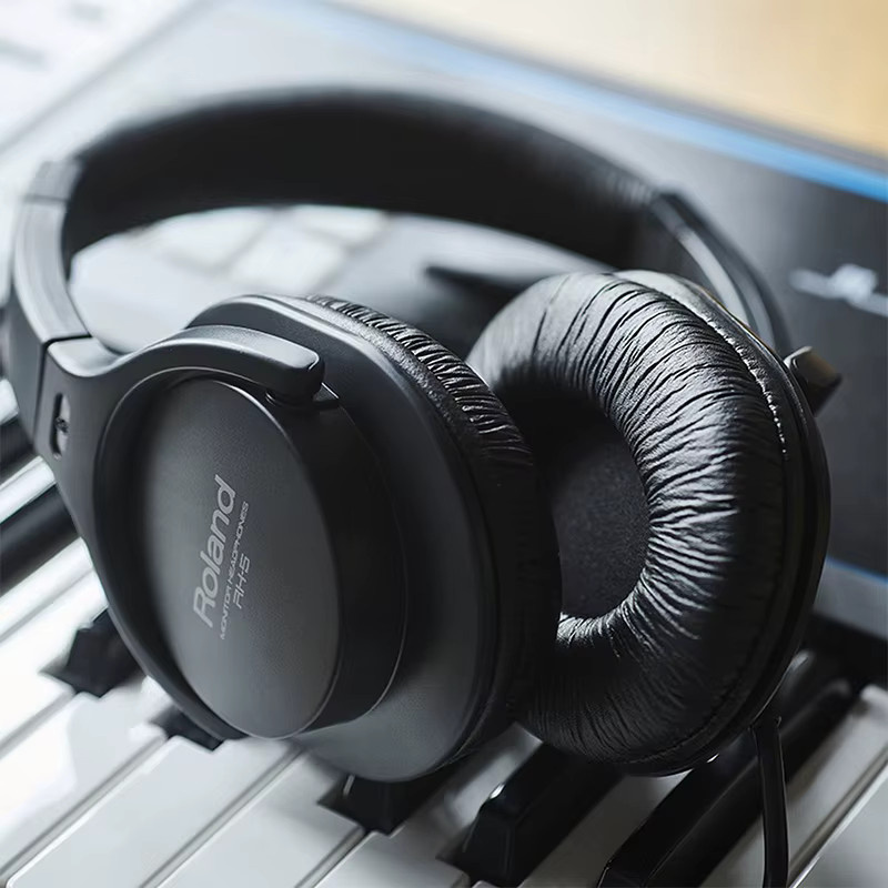 Roland RH-Serie Over-Ear Monitoring-Kopfhörer in Schwarz mit Adapter RH-5, geschlossene Bauweise für Digitalpiano, E-Drum und Keyboard - Bild 4