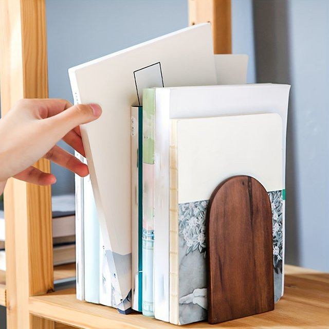 Robustes Bücherregal aus Walnussholz in Schwarz und Braun als kreativer Buchblockierständer - Bild 1