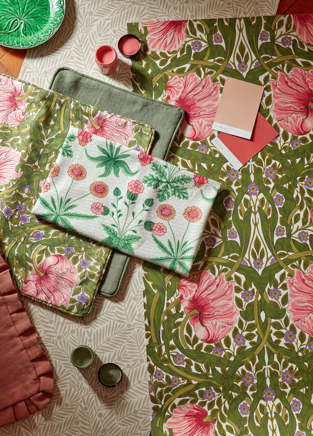 Morris & Co Tapete Yew & Aril in Rice Paper mit botanischem Design in Weiß, Beige und Multicolour - Bild 1