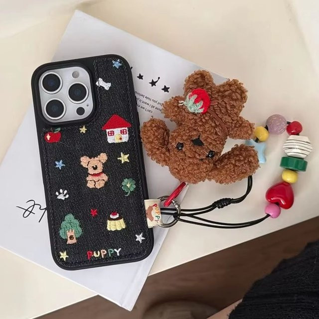 Handyhülle mit Dackel-Plüschwelpe in Denim-Stickerei für iPhone 17, 16, 15 und 14 Pro Max in Blau oder Schwarz - Bild 1