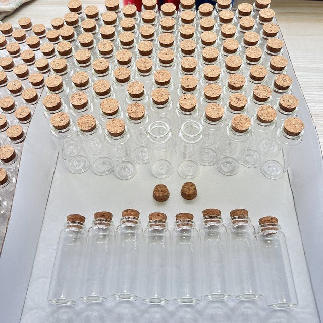 LYGIL 15 Stück Mini-Glasflaschen aus Klarglas mit Korkverschluss, 40 ml, transparent - Bild 1