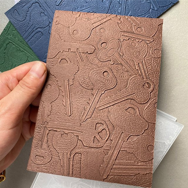 Kunststoff-Schablonensatz in Braun mit geprägtem Schlüsselsatz-Motiv für DIY-Papierschnitte - Bild 1