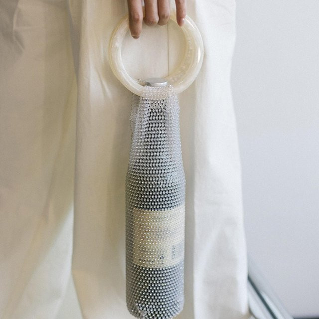 Glitzernde Wein-Tragetasche in Silber und Weiß für 750 ml Weinflaschen mit stabilem Griff - Bild 1