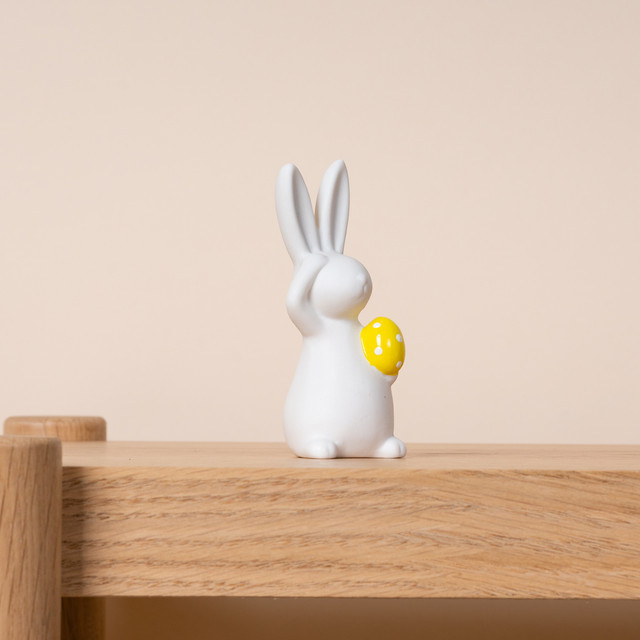 BLUME2000 Osterdeko Keramik Hase mit gelbem Ei in Weiß und Gelb - Bild 1