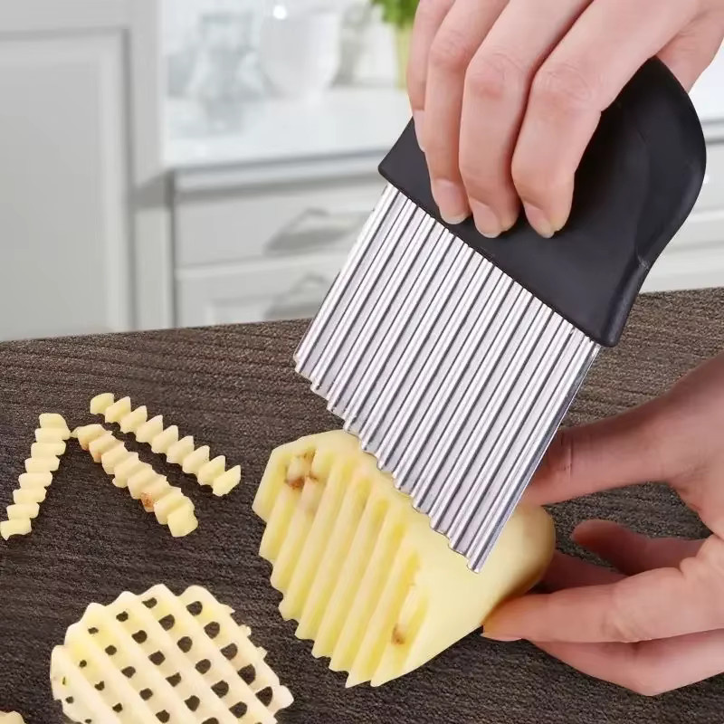 Kartoffelschneider für Pommes Frites aus Edelstahl mit Wellenmesser in Grün - Bild 2