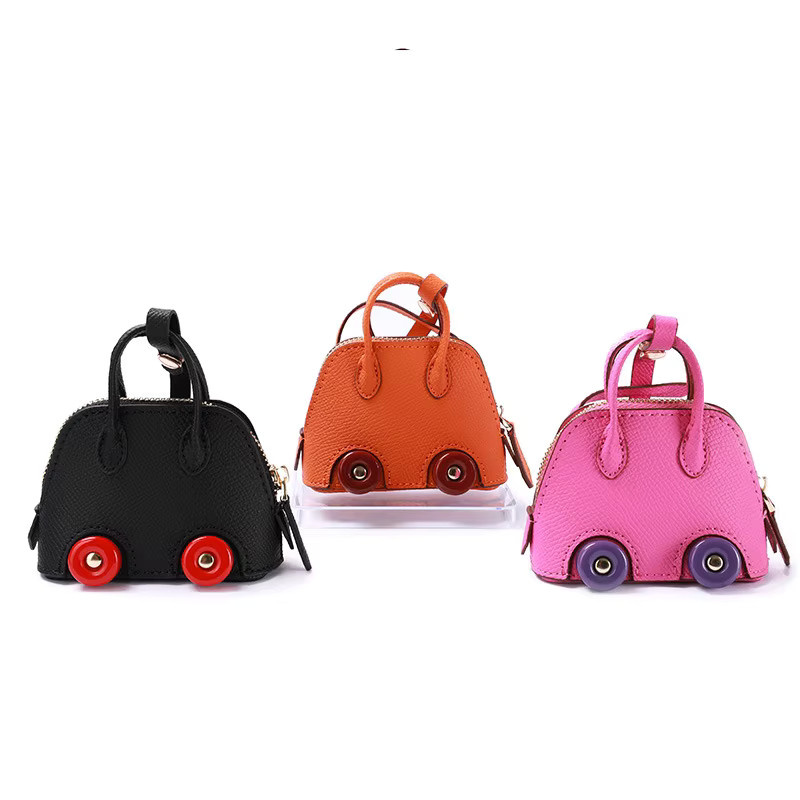 Mini Auto Rad Anhänger Tasche in Rot als Dekoration und Schutzhülle für Airpods und Galaxy Buds Kopfhörer - Bild 2