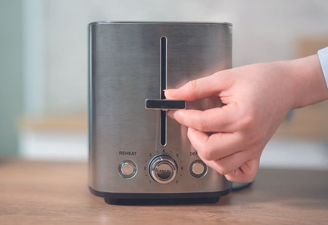 Unold Toaster Tom in Silber aus Edelstahl mit 1400 Watt und Kabelaufbewahrung - Bild 1