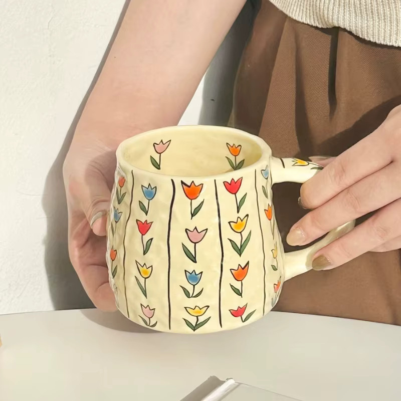 Handgefertigte Keramik-Kaffeetasse mit floralem Tulpen- und Rosen-Design in Mehrfarbig, unregelmäßige Form für Tee und Kaffee - Bild 2