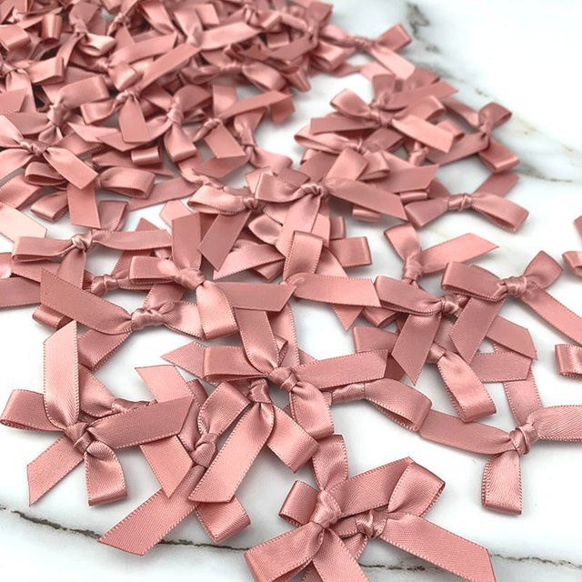 200 Stück Rosa Satin-Schleifen aus Polyester für DIY Basteldekoration von RIBBON HOUSE, Größe: 4 x 4 cm - Bild 1
