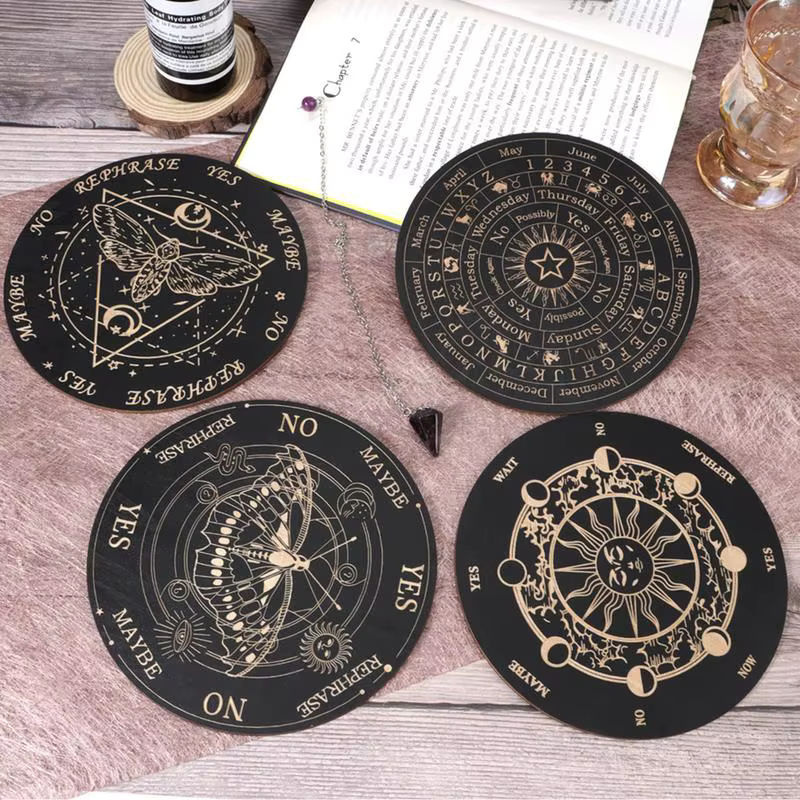 Geschnitztes Pendelbrett aus Holz mit Mond- und Sternen-Motiv für Meditation und Wahrsagerei - Bild 2