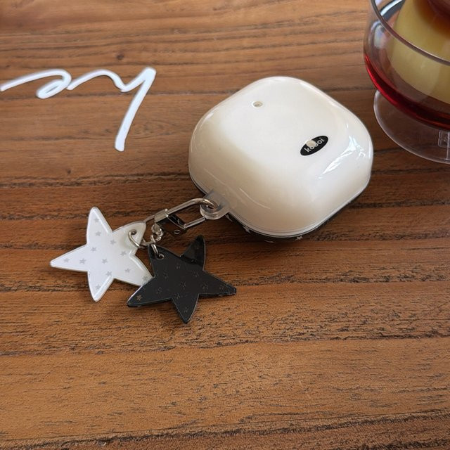 Schutzhülle mit Anhänger im minimalistischen Schwarz-Weiß-Sternendesign für Samsung Galaxy Buds4 Pro, Buds3 Pro, Buds2 Pro und Buds FE Live - Bild 1