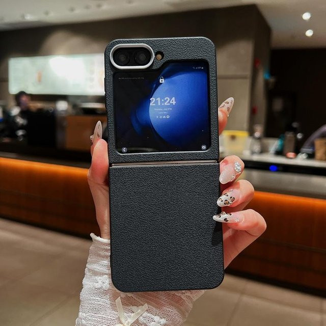 Stoßfeste TPU-Handyhülle mit Lederstruktur für Samsung Galaxy Z Flip6 Flip5 Flip4 5G in Grau von QYSFriday - Bild 1