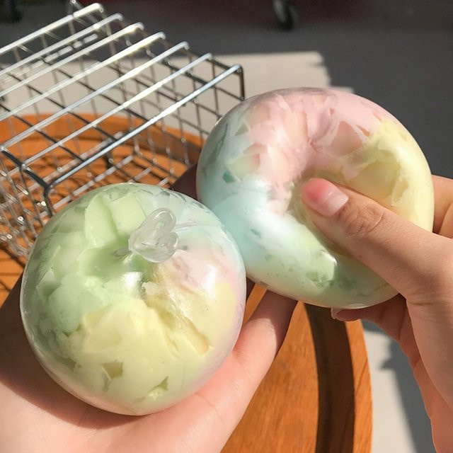 Qingti Crispy Pinch Musiker-Spielzeug, mit Regenbogenmilch-Duftwachs, multicolour - Bild 1