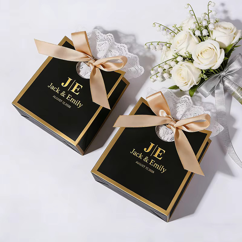 Individuelle Hochzeitsgeschenkboxen aus Papier mit goldenem Stempel und Satinband in Schwarz und Gold - Bild 2