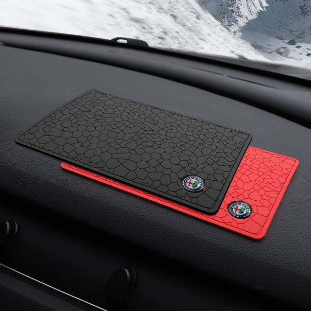 Anti-Rutsch Matte für das Armaturenbrett von Alfa Romeo in Rot - Bild 1