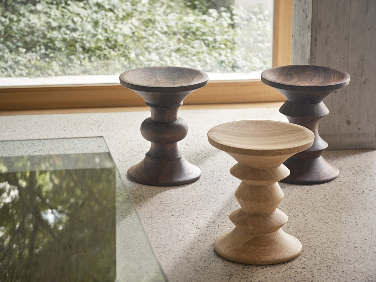 Vitra Hocker aus Nussbaum in Braun mit lackiertem Holzrahmen - Bild 3