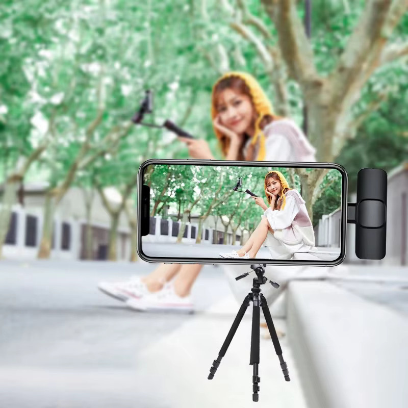 Basix Mini Kabelloses Lavalier-Mikrofon in Schwarz mit windgeschützter Austauschbarer Wolle für iPhone und Android zur Audioaufnahme bei YouTube und Vlogs - Bild 4