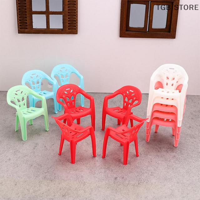 DIAPER&CORED Miniatur Kunststoff Sessel, Puppenhaus Zubehör, 4-teiliges Set - Bild 1