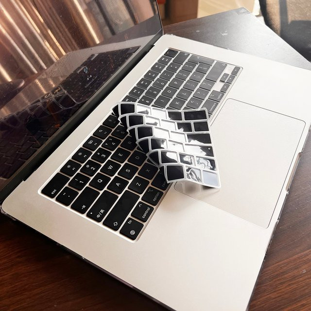 Silikon-Tastaturschutz für Apple MacBook Pro 14 und 16 sowie MacBook Air 13 und 15, Transparent, US- und EU-Layout verfügbar - Bild 1