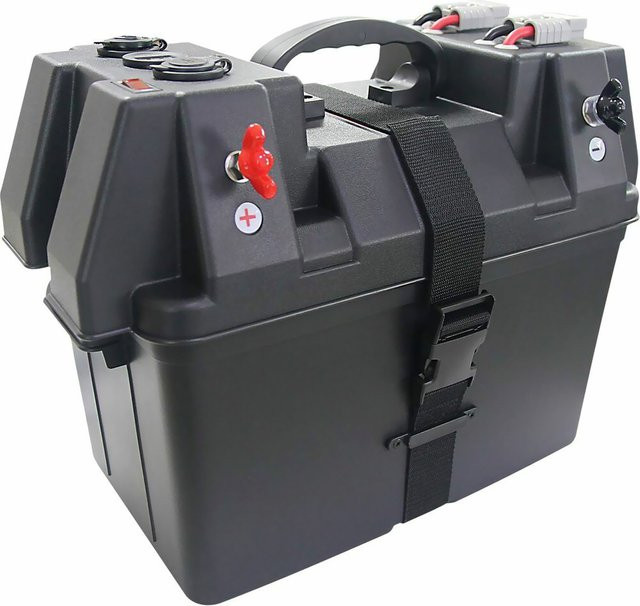 BYSSEA Marine-Batteriekasten in Schwarz mit USB-Ladegerät und Voltmeter für Boot, Auto und Wohnmobil - Bild 1