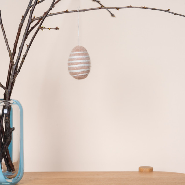 BLUME2000 Deko Filzhänger Ei in Beige mit Streifen für Ostern - Bild 1
