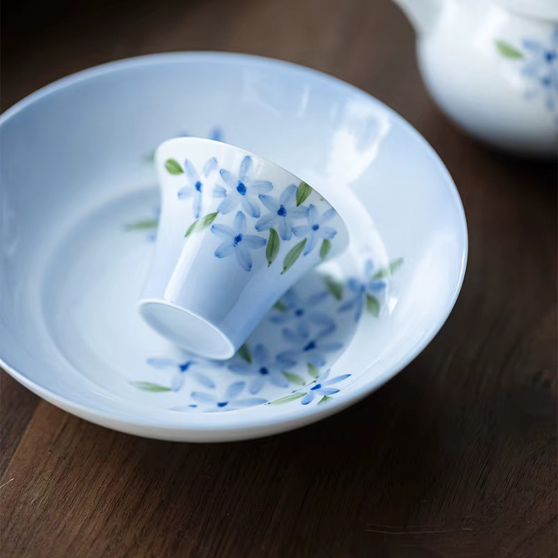 Handbemalte Porzellan Teetasse mit blauem Blumenmuster in Weiß und Blau für Kung Fu Teesets - Bild 3