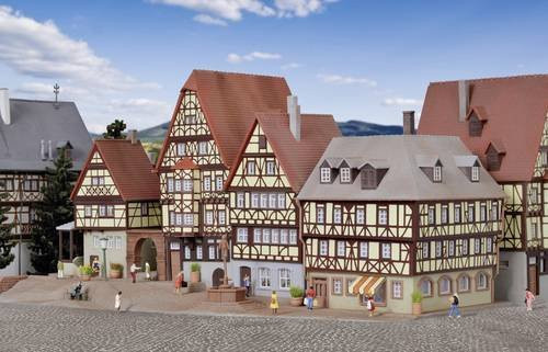 Kibri Marktplatz Miltenberg mit Fachwerkhäusern für Spur H0