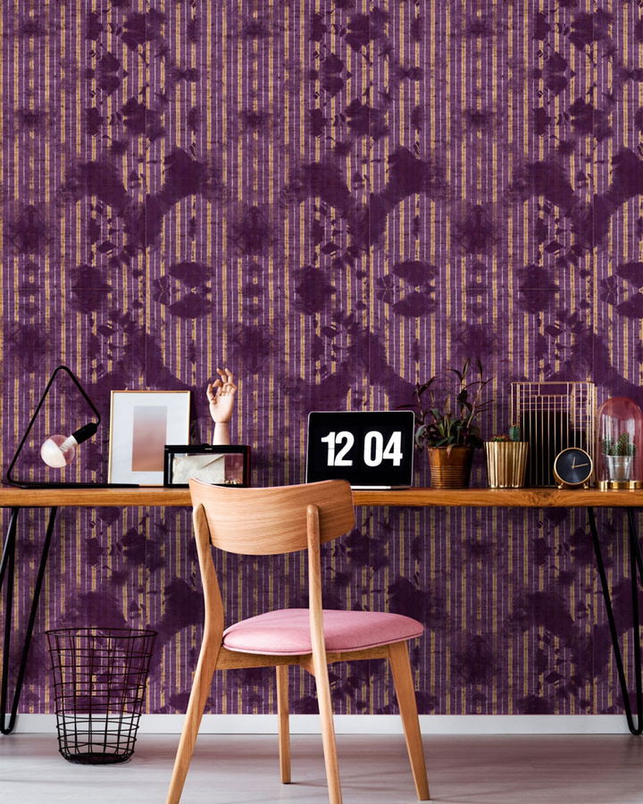 MINDTHEGAP Tapete Washed Shibori in Burgund mit abstraktem Design und Streifenmuster - Bild 1