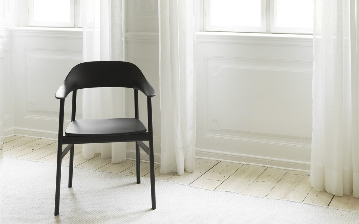 Normann Copenhagen Herit Armlehnstuhl in Schwarz mit mattem Kunststoff und Schaumstoff - Bild 4