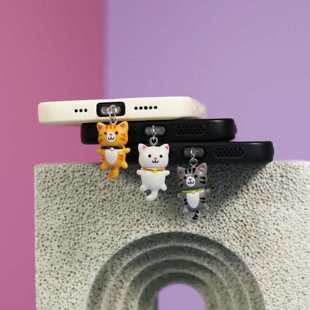Niedliche Katzen Staubschutzstecker für iPhone und Samsung mit USB-C Anschluss, dreifarbig in Weiß und Multicolour - Bild 1
