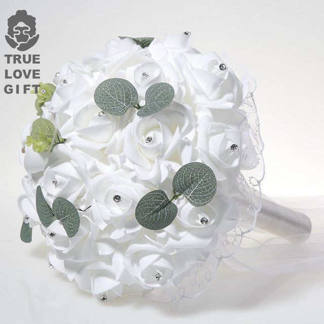 Künstlicher Brautstrauß mit Rosen und Eukalyptusblättern in Weiß für deine Hochzeit von TRUE LOVE GIFT - Bild 1