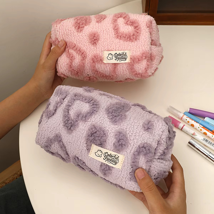 Herzförmiges Plüsch-Federmäppchen in Rot als tragbare Clutch-Tasche und Organizer für deine Schreibwaren - Bild 4