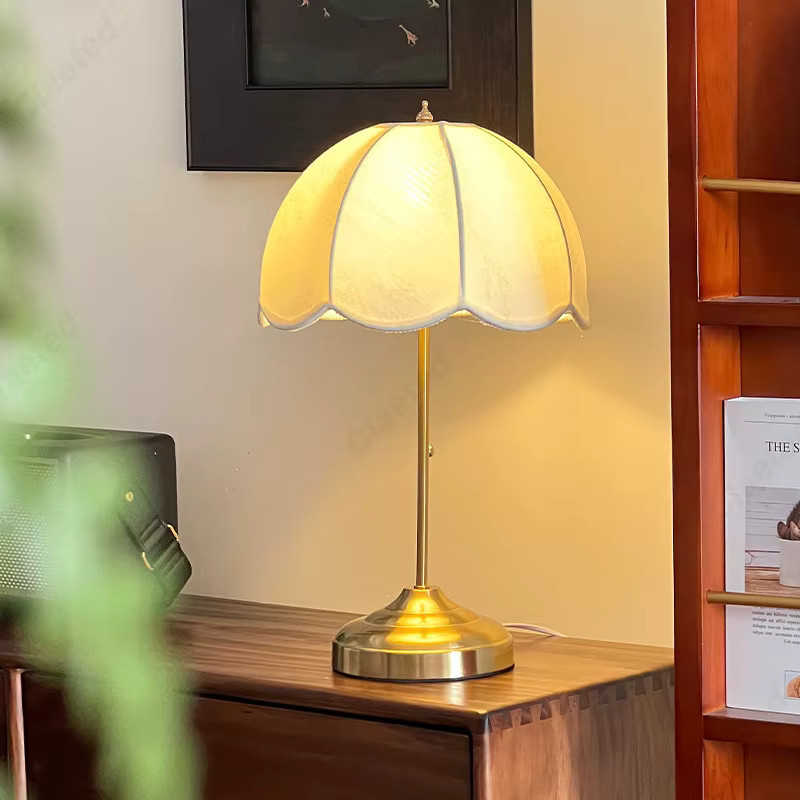 Claeted LED Schreibtischlampe im Retro-Minimalismus-Stil mit Gold/Messing-Finish und weißem Stoffschirm für Wohnzimmer und Schlafzimmer - Bild 4