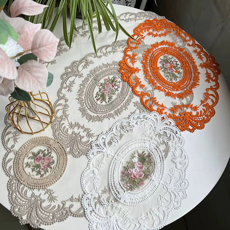 Elegante runde Spitzen-Tischdecke von JETTING in Weiß mit floraler Bestickung im Vintage-Stil - Bild 2