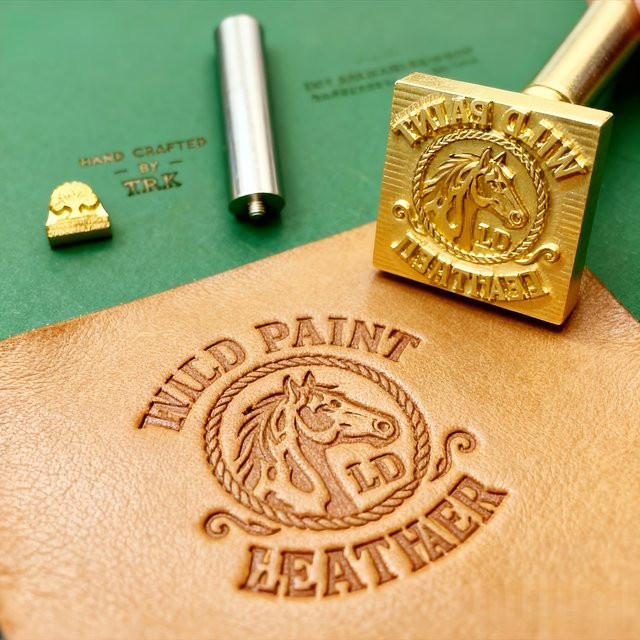 Personalisierter Lederstempel aus Messing mit eigenem Logo als maßgefertigter Heißprägestempel in Gold - Bild 1