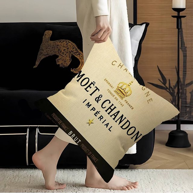 M-Moet C-Chandon Anime Kissenbezug mit Grafikdesign, Farbe: Beige, B/T/H: 45 x 45 cm - Bild 1