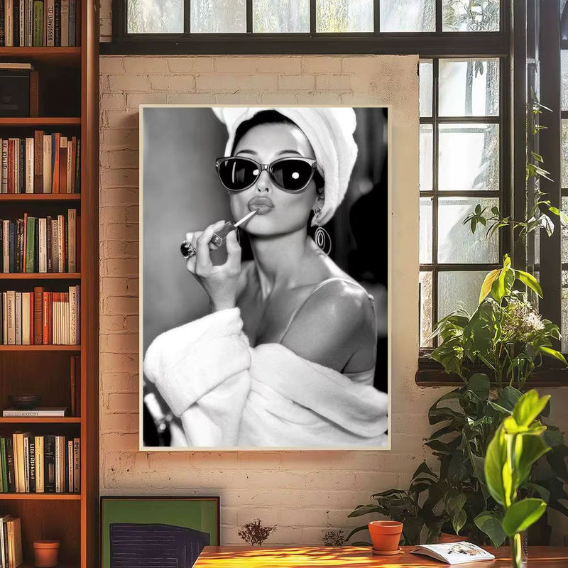Retro Audrey Hepburn Lipstick Movie Poster aus Kraftpapier als ästhetische Wanddekoration in Schwarz für dein Zimmer, deine Bar oder dein Café - Bild 3