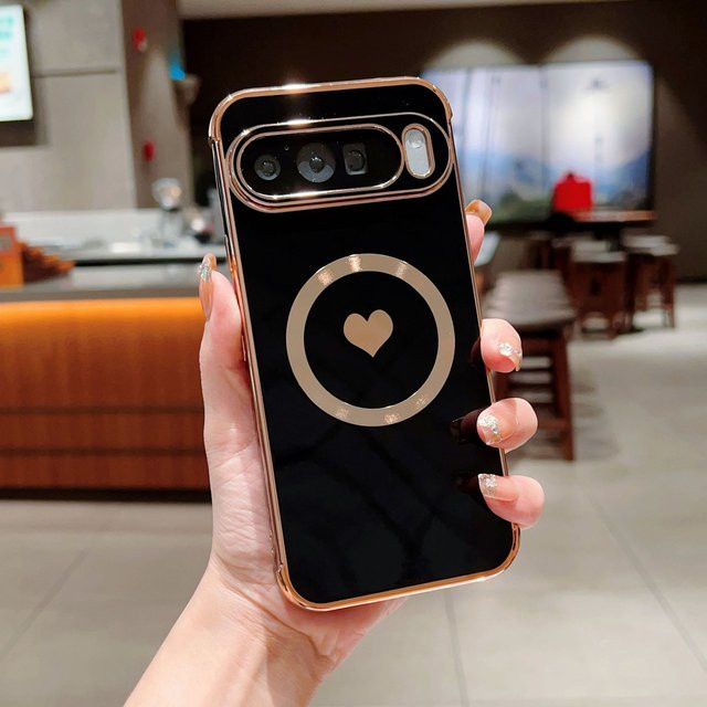 Vergoldete Google Pixel Schutzhülle mit Liebesherz-Graffiti-Muster in Gold und Schwarz, magnetische und stoßfeste Weichhülle für Google Pixel 10, 9 Pro XL und 8a - Bild 1