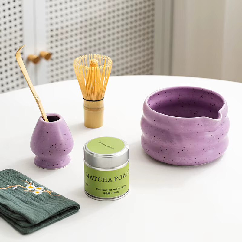 Japanisches Matcha-Teeset in Lila mit Keramikschale und Bambusbesen Chasen für die traditionelle Teezeremonie - Bild 2