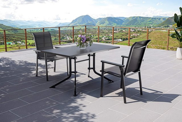 Kettler BasicPlus Pro Balkon-Set in Anthrazit mit rechteckigem Tisch und 2 Stapelsesseln aus Aluminium und Textilene, Tisch Breite: 140 cm, Tiefe: 95 cm - Bild 1