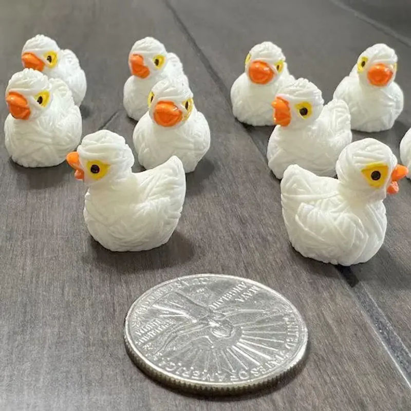 Miniatur Mumien-Enten Figuren aus Kunstharz in Weiß für Halloween Dekoration und DIY Micro Landschaften - Bild 2