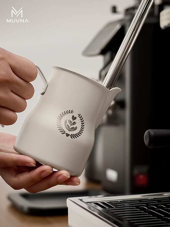MUVNA Kaffee-Milchaufschäumkrug aus Edelstahl in Silber und Weiß, 350/450 ml Latte Art Tasse und Barista-Zubehör - Bild 3