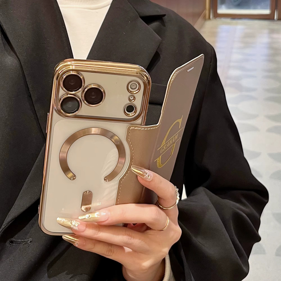 Personalisierbare Luxus Flip-Hülle aus Kunstleder mit Kartenfach und Initialen für iPhone 17 16 15 14 13 Pro Max und 17 Air in Gold und Beige - Bild 1