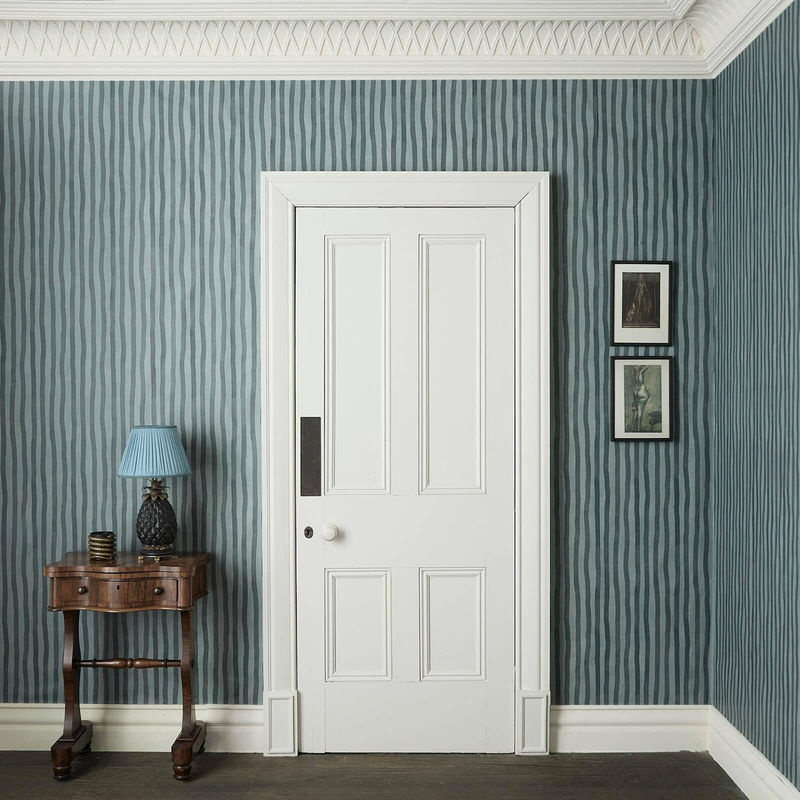 House of Hackney Tapete Artists Stripe in Apatite Blau mit abstraktem Streifendesign aus Vlies - Bild 2