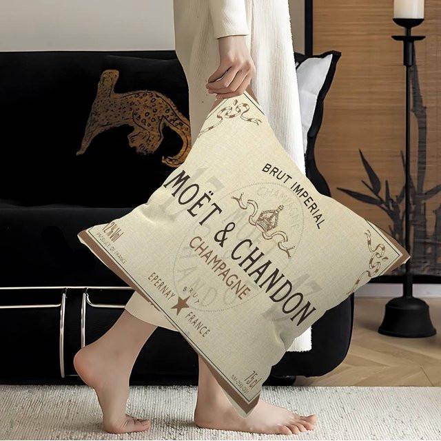 M-Moet C-Chandon Anime Kissenbezug mit Grafikdesign in Beige, B/H: 40 x 40 cm - Bild 1