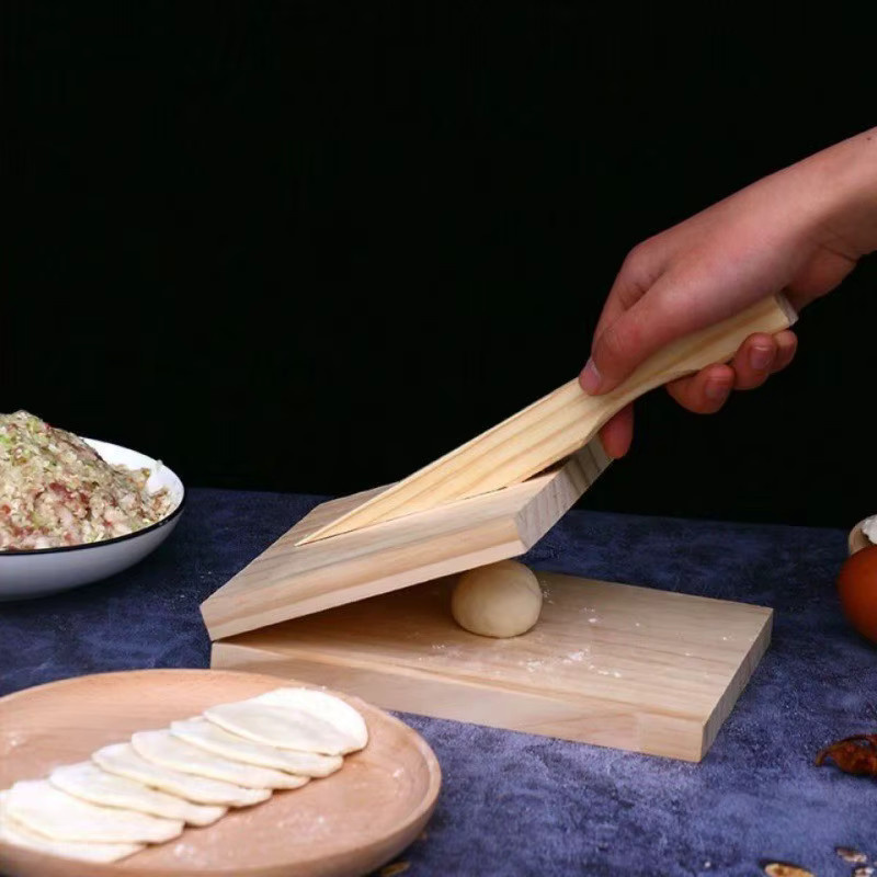 Massivholz Teigpresse als Knödel- und Teigform für die Küche, Braun, Durchmesser: 16 cm, Höhe: 1,5 cm - Bild 4