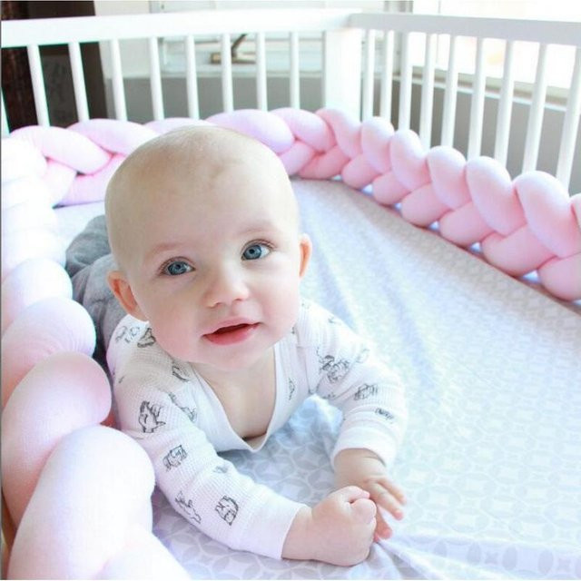 Chose One Babybett Kollisionsschutz Bettstreifen als Dreistrang-Zopf mit weicher Polsterung in Rosa, 1 m - Bild 1