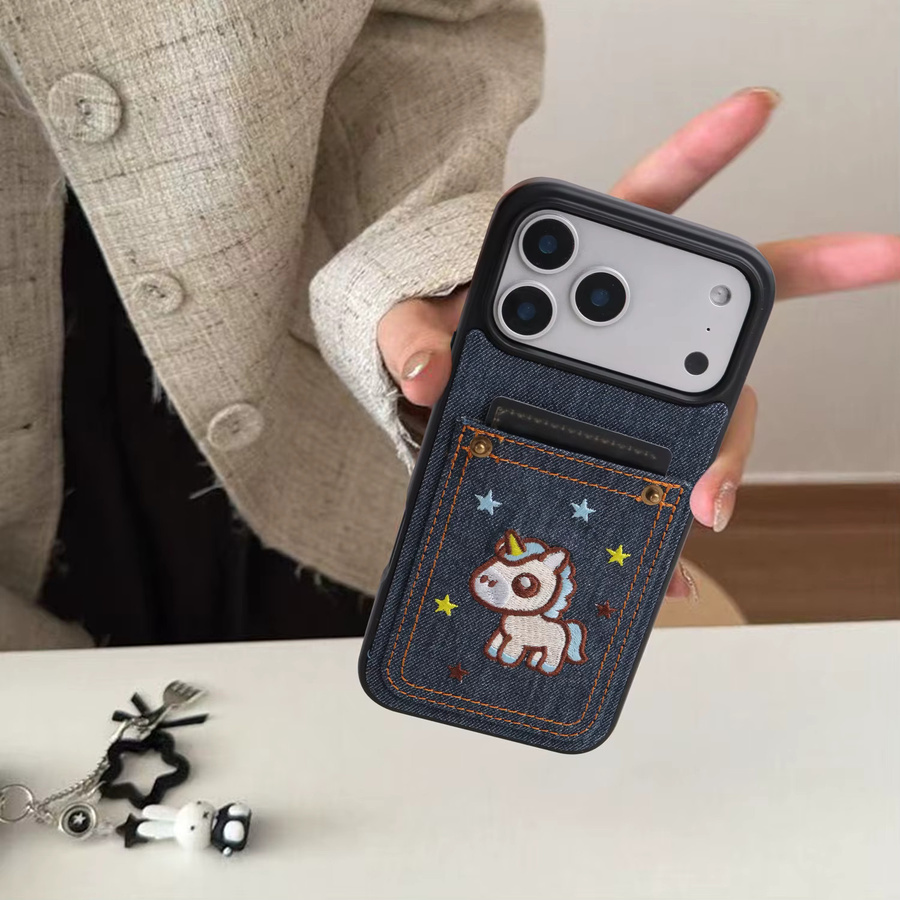 Niedrige iPhone Handyhülle aus Denim-Kunstleder in Blau mit besticktem Pferd und Kartensteckplatz im koreanischen Cartoon-Stil - Bild 4